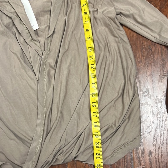 Tobi Taupe wrap hoodie NWT size small - Picture 6 of 7